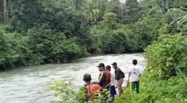 Tim gabungan saat melakukan pencarian korban hanyut terbawa arus sungai Cipatujah, di Cimanggu, Pandeglang. (Foto: Ist).