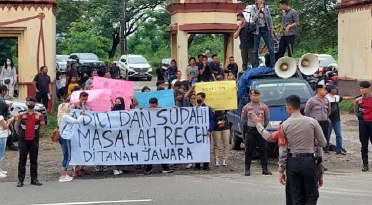 Puluhan mahasiswa saat menggelar aksi di depan Gedung PN Serang (Foto: poskota/Bilal)