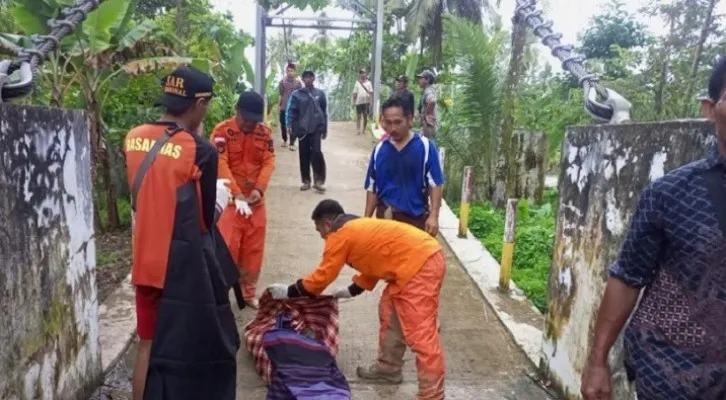 Tim SAR Banten saat evakuasi korban hanyut di Sungai Cipatujah, Pandeglang. (Foto: Ist).