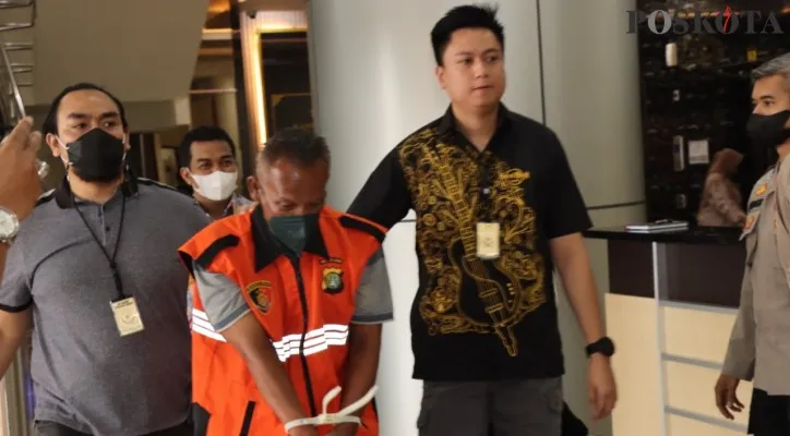 Rizal (48) pelaku penyiraman air keras kepada istri dan anak tirinya di rumah kontrakan kawasan Cengkareng, Jakbar ditangkap. (pandi)