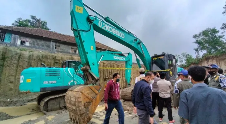 Petugas gabungan dari Pemkab Serang dan Pemprov Banten saat menyegel tambang pasir ilegal. (ist)