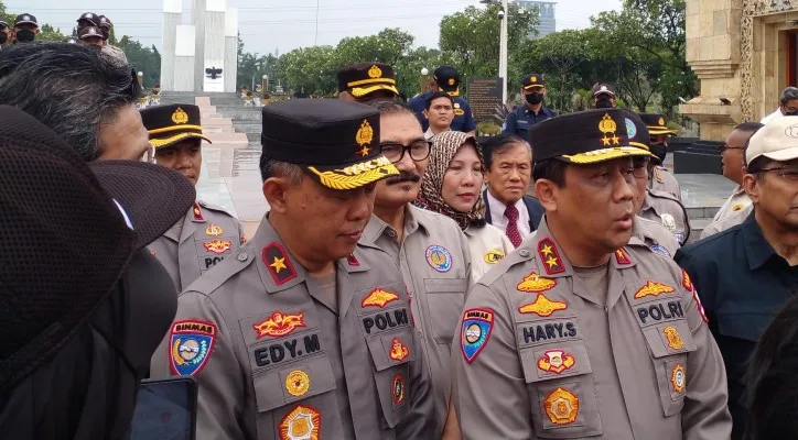 Kakorbinmas Baharkam Polri, Irjen Pol Hary Sudwijanto bersama Asosiasi Satpam menggelar tabur bunga di TMP Kalibata. (ist)