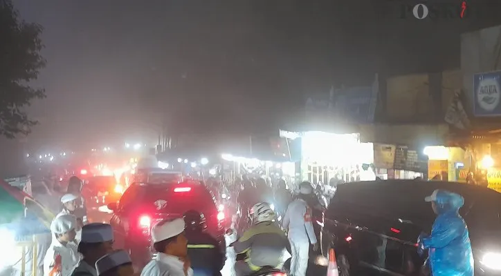 Situasi lalin puncak di tengah kabut. (panca)
