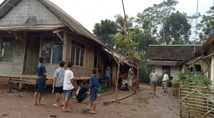 Warga Cikedal saat menyaksikan rumah yang tersambar petir. (ist)