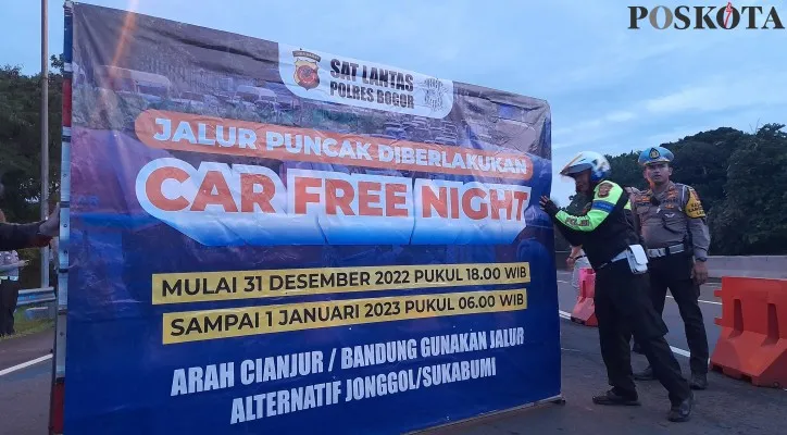 Personil Polres Bogor melakukan pengalihan arus lalu lintas di tol menuju Puncak. (Foto: Panca)