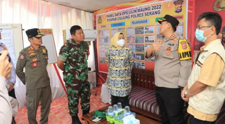 Bupati Serang Ratu Tatu Chasanah bersama Kapolres Serang AKBP Yudha Satria dan Dandim 0602 saat berkunjung ke Pos Pengamanan Natal dan Tahun Baru di Ciujung. (ist)