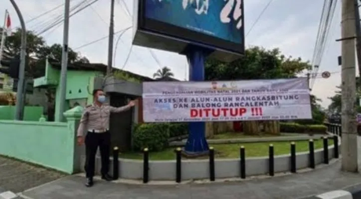 Personil Satlantas Polres Lebak saat memasang spanduk himbauan. (Foto: Ist)