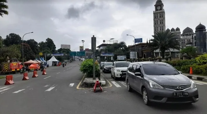 Suasana lalu lintas kendaraan di kawasan wisata Puncak, Bogor. (Foto: panca)