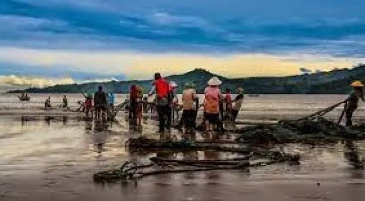 Nelayan tradisional sedang melakukan aktivitas memindahkan hasil tangkapan ikan di laut ke tempat penampungan dan pasar. (ist)