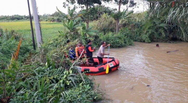 Tim SAR saat melakukan proses pencarian korban nyemplung di sungai Pandeglang. (Foto: Samsul Fatoni)