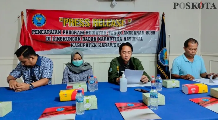 Kepala Badan Narkotika Nasional Kabupaten (BNNK) Karawang, Dhea Rhinofa ketika press release akhir tahun di Kantor BNN Karawang.(Foto: Aep)