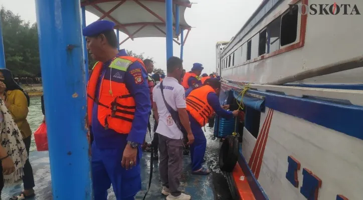 Proses evakuasi para penumpang KM Raksasa yang sempat terombang-ambing.(Foto: Rizki)