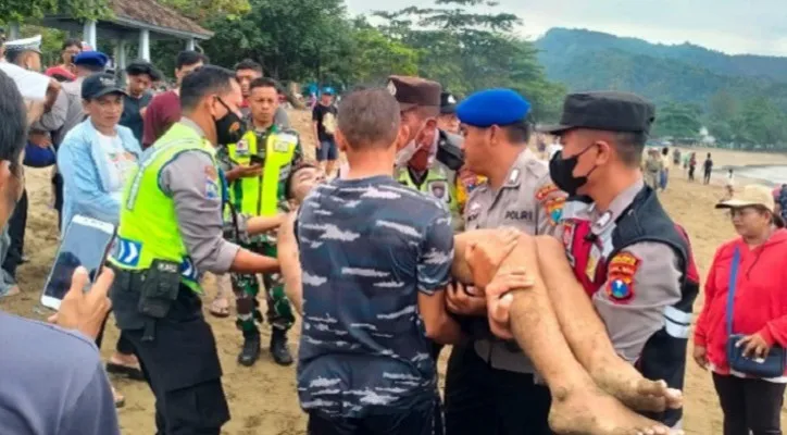 Prajurit TNI AL berhasil mengevakuasi tiga siswa yang terseret ombak di Pantai Prigi Trenggalek, satu lagi masih dicari.(Foto: Dispenal)