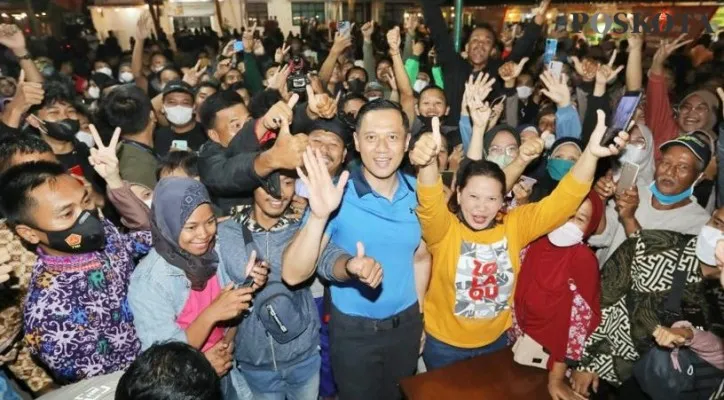 Ketua Umum Partai Demokrat, Agus Harimurti Yudhoyono berfoto saat menemui warga menolak keras sistem Pemilu Proporsional Tertutup.(Foto: Aldi)