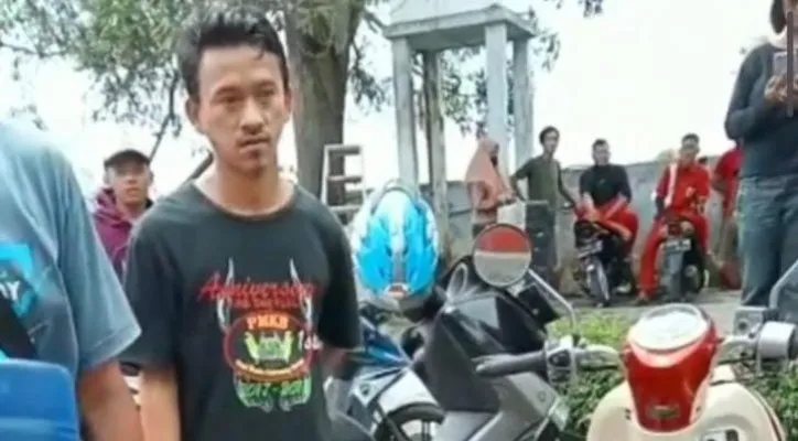 Foto : Sejumlah kendaraan mogok usai isi bensin di SPBU Rengasdengklok, Karawang. (Ist.)