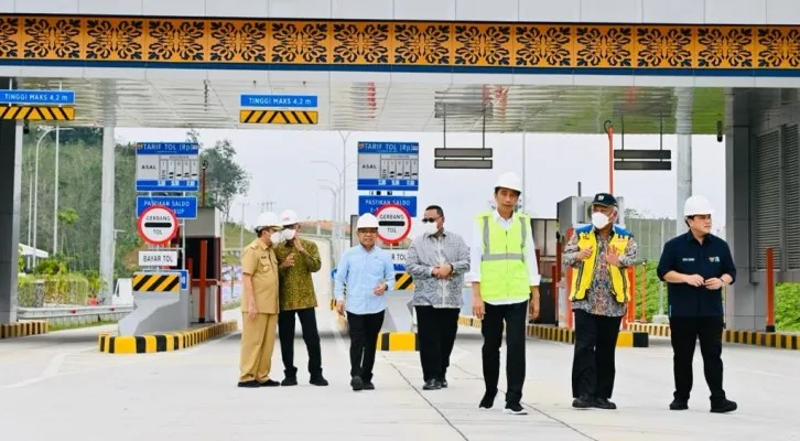 Presiden Joko Widodo saat meresmikan ruas Jalan Tol Pekanbaru-Padang. (biro pers)