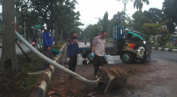 Mobil pickup tabrak rambu jalan hindari pemotor di Cibinong, Bogor. (Ist)