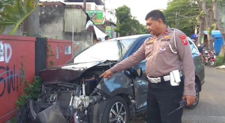 Mobil dikendarai pria mabuk tabrak pejalan kaki hingga ringsek di Bogor. (Ist)