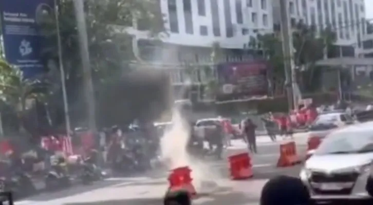 Foto: Asap putih mengepul di sekitaran FX Sudirman saat laga semifinal Indonesia vs Vietnam di Stadion GBK, Senayan, Jakarta Pusat. (tangkapan layar)