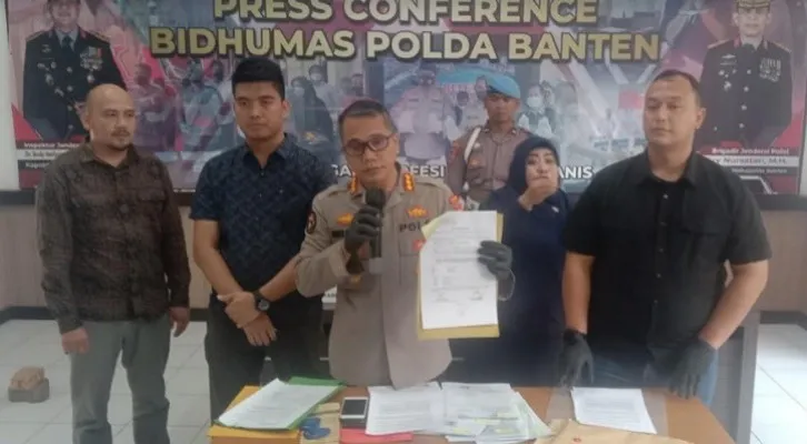 Kabid Humas Polda Banten Kombes Shinto Silitonga menunjukkan barang bukti didampingi Kasubdit Kompol Akbar Baskoro saat konferensi pers. (Foto: haryono)