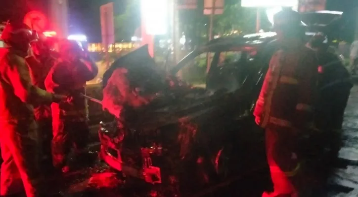 Proses pemadaman mobil terbakar di rest area ciawi. (dokumen damkar)