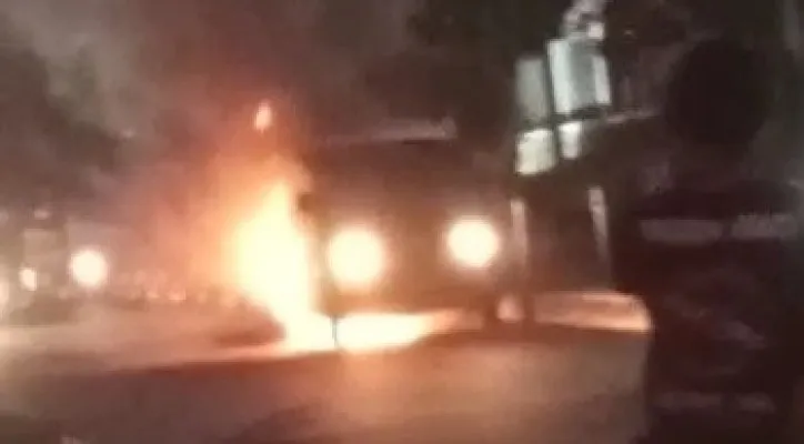 Tangkapan layar minibus terbakar di cibinong Bogor. (dokumen warga)