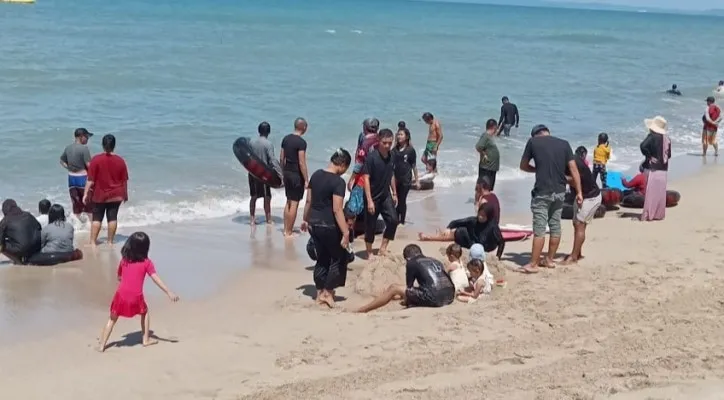 Sejumlah wisatawan saat berlibur di pantai di Kabupaten Lebak, Banten. (Foto: Ist).