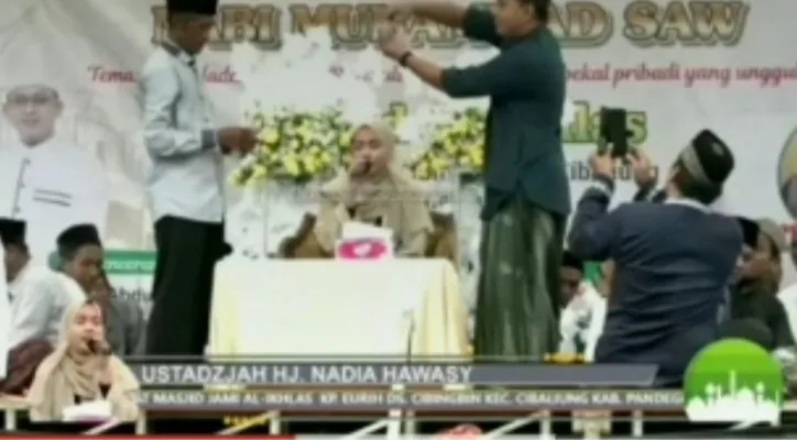 Viral Seorang Qoriah disawer saat acara Maulid Nabi, dapat kritikan. (tangkap layar)