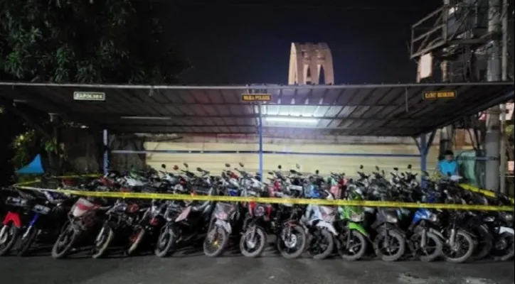 Sebanyak 50 sepeda motor diamankan polisi setelah penggerebekan lokasi judi sabung ayam di Cileungsi Bogor. (ist)