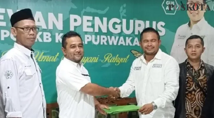 Petani milenial Hapidin mendaftarkan diri sebagai caleg dan diterima langsung Ketua Partai Kebangkitan Bangsa Purwakarta Sona Maulida.(Foto: dadan)