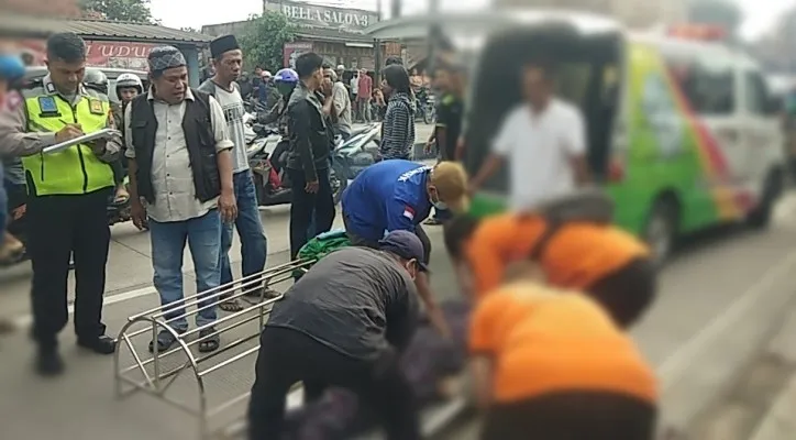 Petugas kepolisian saat sedang melakukan evakuasi korba kecelakaan. (Foto:Ist)