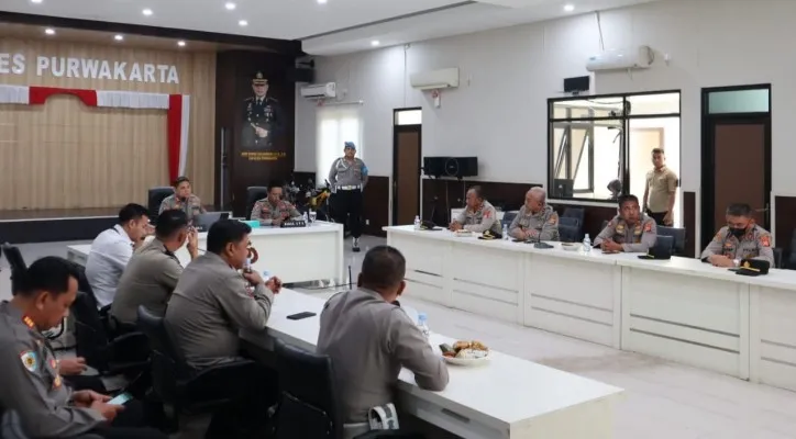 Kapolres Purwakarta AKBP Edwar Zulkarnaen memimpin rapat persiapan pengamanan jalur di wilayahnya jelang laga tunda Persib versus Persija Rabu (11/1/2023). (ist)