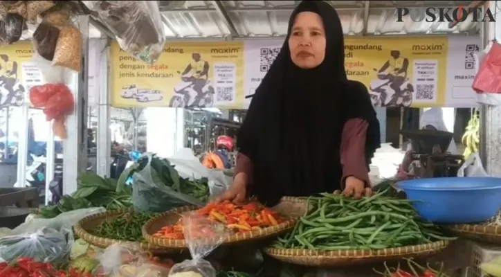 Pedagang sayuran di Pasar Lama Kota Serang, Asimah saat menjajakan jualannya (Foto: Bilal)