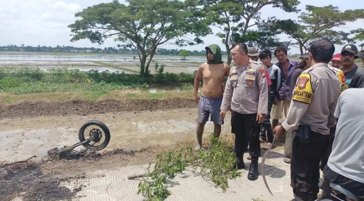 Pihak Kepolisian saat mendatangi lokasi kejadian dua begal tewas dihajar massa.(Foto: Ihsan Fahmi)