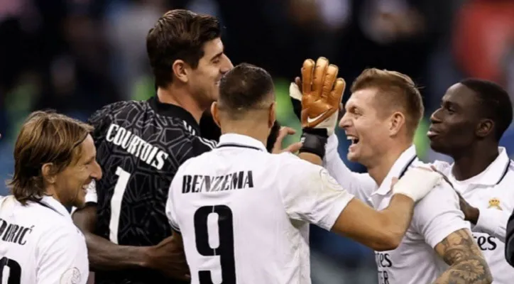 Para pemain Real Madrid, Luka Modric, Courtois, Benzema, Toni Kroos, merayakan kemenangan atas Valencia pada laga semifinal Super Copa. (Foto: realmadrid,com)