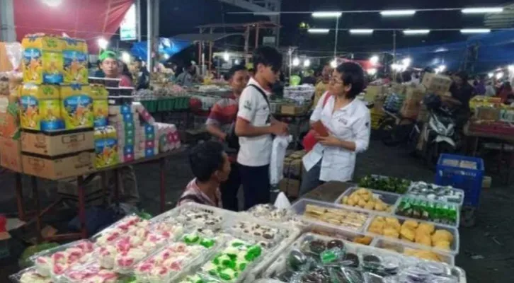 Pedagang Kue Subuh di Pasar Senen (foto/ist)