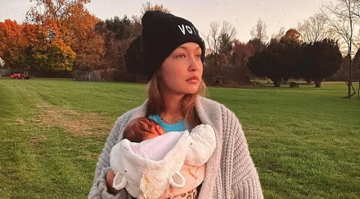 Gigi Hadid bersama putrinya, Khai. (Instagram/@gigihadid)