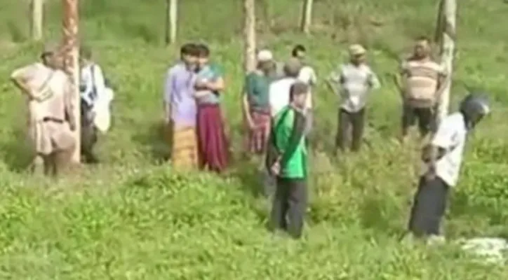 Puluhan warga Lebak saat menyaksikan penemuan dua sosok mayat. (Foto: tangkapan layar video)