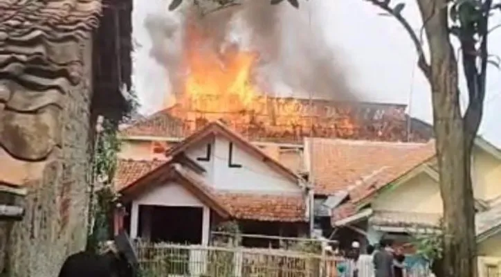 Api membumbung melumat ponpes Al hikmah di Cigedogan, Purwakarta. (ist)