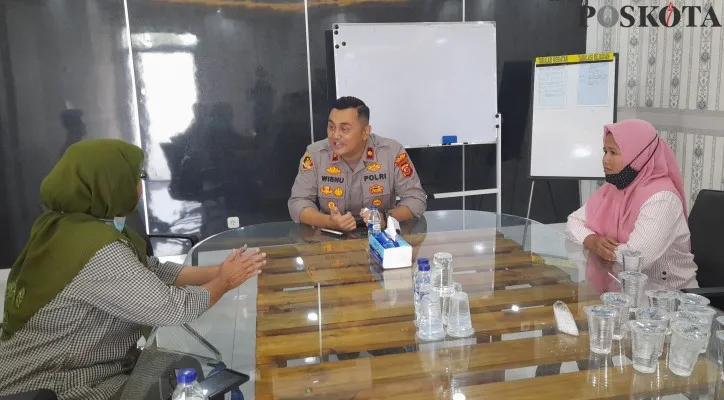 Wakapolres Bogor Kompol Wisnu Pradana Putra  melayani warga dalam Jumat Curhat. (Foto: Panca)