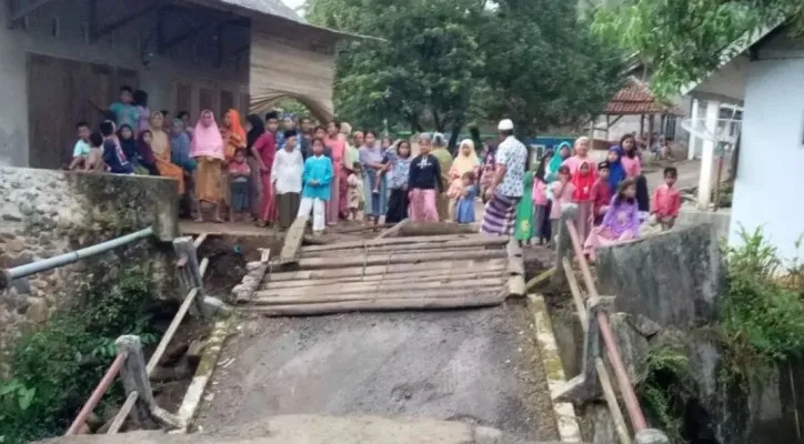 Warga Sukaraja Pandeglang saat menyaksikan jembatan ambruk. (Foto: Ist).