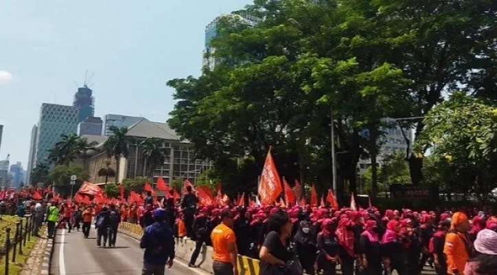 Massa buruh lakukan aksi demo menolak pengesahan Perppu Cipta Kerja, mereka sudah mulai kumpul di kawasan Patung Kuda, Jakarta Pusat. (Ist)