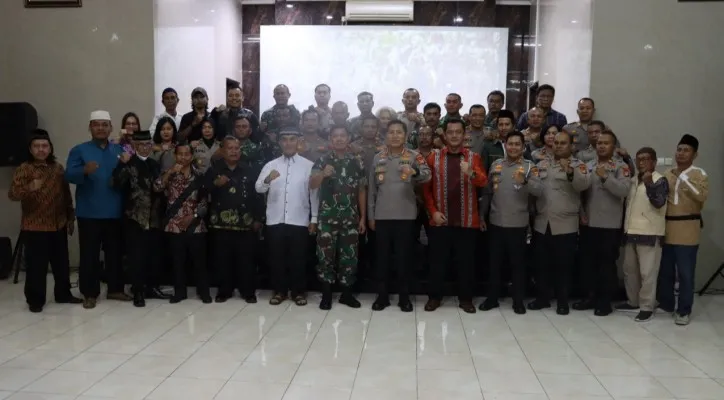 Kapolres Metro Depok Kombes Ahmad Fuady beserta Dandim dan seluruh elemen lapisan masyarakat nobar pewayangan Pandawa Boyong di Aula Atmani Adhi Wedhana Polres Metro Depok. (Foto: Angga)