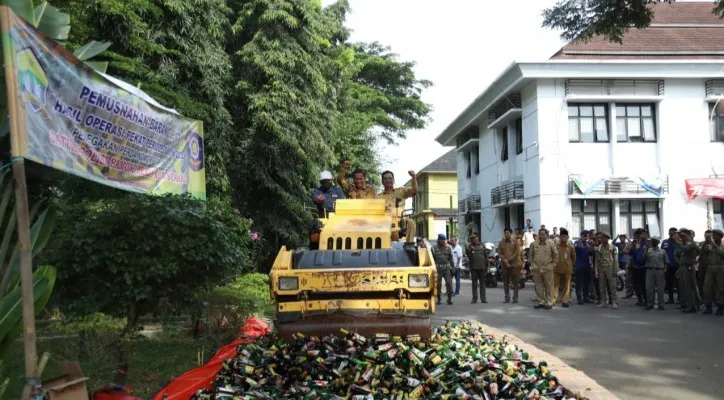 Wali Kota Serang Syafrudin saat menaiki alat berat musnahkan miras (ist)