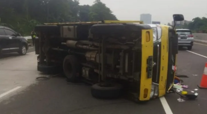 Mobil Truk Terguling di Tol Jagorawi Bogor, Balita Alami Luka Berat. (ist)