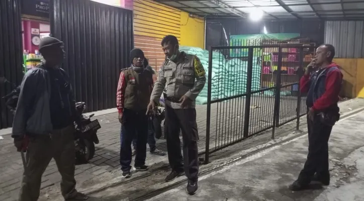 Anggota Bhabinkamtibmas Kemirimuka Aiptu Rojudin bersama perangkat RT lingkungan melakukan cek tkp pencurian pagar besi toko Pet Shop di Jalan Juanda. (Ist)