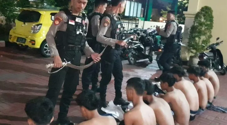 Belasan pelajar ditangkap konvoi sambil menenteng sajam di wilayah Kembangan, Jakarta Barat. (Ist)