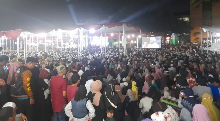 Ribuan jamaah yang menghadiri acara Maulid Nabi SAW di Pasar Induk bersholawat. (Foto: Ifand)