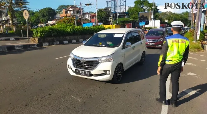 Polisi terapkan one way atau satu arauh di kawasan Puncak, Bogor akibat kepadatan arus lalin. (foto: panca)