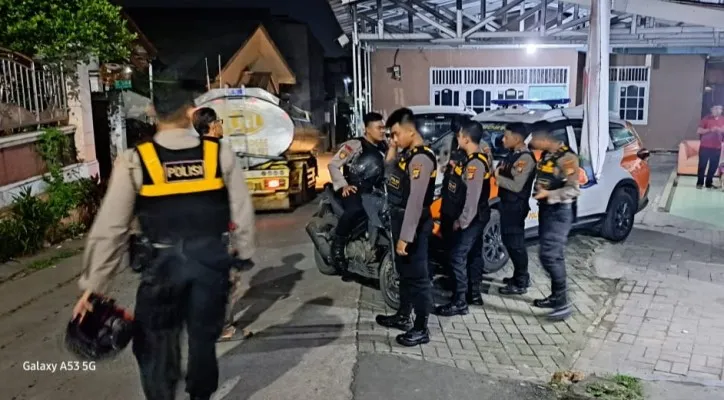 Kapolsek Pancoran Mas Kompol Triharijadi memimpin operasi penertiban peredaran miras dan gangguan kamtibmas bersama tim Patroli Printis Presisi Polres Metro Depok menyita ratusan botol miras oplosan jenis ciu. (Ist)